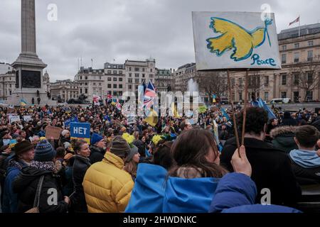 5th marzo 2022, Londra, Regno Unito. Cittadini ucraini e sostenitori pro-Ucraina si radunano a Trafalgar Square per protestare contro l'invasione russa e la guerra in Ucraina. Il manifestante tiene la targhetta con il simbolo della pace nei colori nazionali ucraini. Foto Stock