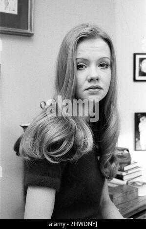 L'attrice Hayley Mills nella sua casa di Chelsea. Un ritratto di lei di Roy Boulting appende al muro. 6th febbraio 1970. Foto Stock