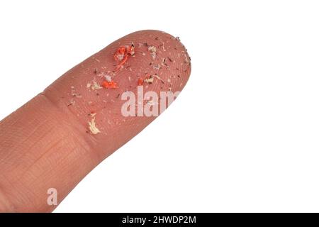 Micro plastica. Piccoli pellet di plastica sul dito. Primo piano della posa in microflastica. Isolato Foto Stock