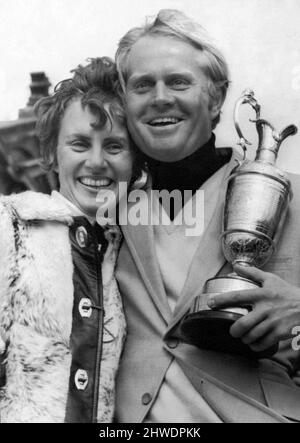 British Open 1970. St Andrews, domenica 12th luglio 1970. Jack Nicklaus e la moglie Barbara, raffigurati con il trofeo dopo aver vinto il suo British Open Title 2nd in 4 anni. Foto Stock