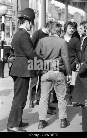 La polizia di Southend ha fermato tutti i possibili creatori di problemi, facendoli rimuovere bottoni, bretelle e cinture da raccogliere più tardi quella sera alla stazione locale. 30th marzo 1970. Foto Stock