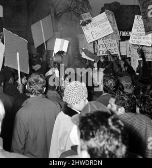 Le marce anti Rhodesia uniscono le forze. Mentre circa 2000 persone hanno lasciato Hyde Park Corner, dietro la bandiera della Black People's Alliance, altri 1000 hanno marciato dietro la bandiera anti-Rhodesiano - tutto in un'unica colonna. Manifestanti a Whitehall con alcuni dei poster incendiati. 12th gennaio 1969. Foto Stock