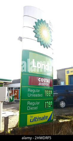 Scozia, Regno Unito. 5th MARh, 2022. Aumento del prezzo del carburante a BP Beith. Credit: CDG/Alamy Live News Foto Stock