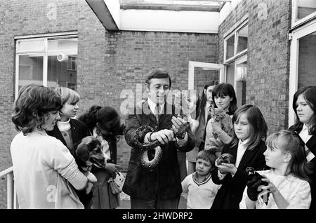 In preparazione al Daily Mirror National PET Show che si tiene ad Alexandra Palace, i concorrenti e i loro animali si sono riuniti con l'annunciatore della BBC Michael Aspel per un briefing preliminare prima dello spettacolo. 16th ottobre 1970. Foto Stock