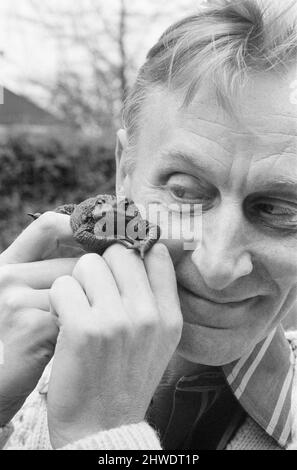 Catweasel e stoats, nuova serie televisiva LWT Children's, protagonista Geoffrey Bayldon come personaggio del titolo Catweasel, un eccentrico mago del 11th secolo che accidentalmente viaggia nel tempo fino all'anno 1969. La nostra foto mostra, Geoffrey Bayldon con la sua famiglia, un rospo chiamato Touchwood, che caratterizza nello spettacolo. Foto Stock