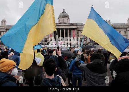 5th marzo 2022, Londra, Regno Unito. Cittadini ucraini e sostenitori pro-Ucraina si radunano a Trafalgar Square per protestare contro l'invasione russa e la guerra in Ucraina. Foto Stock