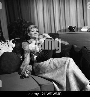 L'attore Leslie Phillips e l'attrice Barbara Murray sul set di "Some Will, Some Will Nt" presso gli Elstree Studios di Hertfordshire. 30th aprile 1969. Foto Stock