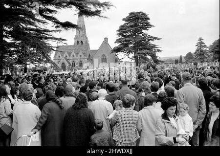 Rolling Stones: Tifosi al funerale di Brian Jones a Cheltenham. 10 luglio 1969 Foto Stock