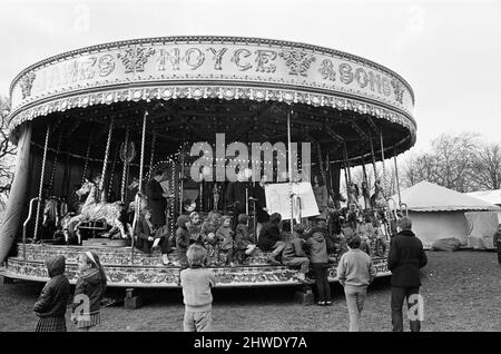 La consuetudine di 300 anni di tenere un servizio di fiera il Venerdì Santo è stata rinvigorita a Watford, Hertfordshire, nel pomeriggio. Il folklore del famoso Funfair di Flanagan si unì per cantare gli inni nel Cassiobury Park, Watford, e per ascoltare un gruppo folk locale. Erano accompagnati da un giro di allegria da predicatori locali di ogni denominazione. 28th marzo 1970. Foto Stock