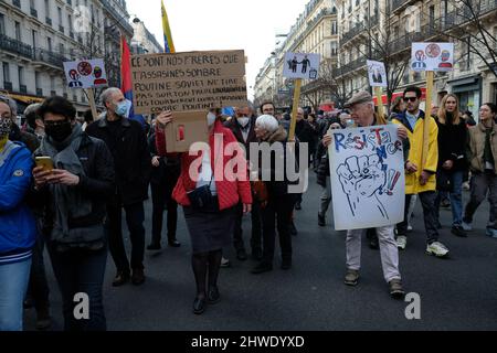Grande mobilitazione a Parigi contro la guerra in Ucraina migliaia di persone hanno marciato tra la repubblica e la bastiglia cantando slogan anti-putin Foto Stock