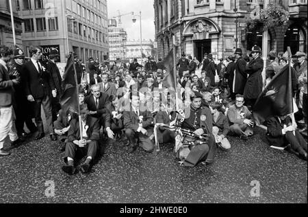 i diritti civili irlandesi si marciano nel centro di Birmingham, West Midlands. Nella foto, i marchers si siedono a Colmore Row per osservare un silenzio di due minuti nella memoria di Gerald McAuley che è stato ucciso a Belfast una settimana prima. 20th agosto 1969. Foto Stock