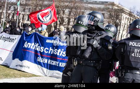 Monaco, Baviera, Germania. 5th Mar 2022. La polizia bavarese a Koenigsplatz di Monaco separano una dimostrazione di AFD da estrema destra a estrema destra e una controdimostrazione. (Credit Image: © Sachelle Babbar/ZUMA Press Wire) Foto Stock