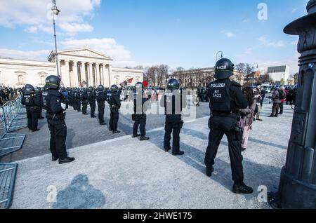 Monaco, Baviera, Germania. 5th Mar 2022. La polizia bavarese a Koenigsplatz di Monaco separano una dimostrazione di AFD da estrema destra a estrema destra e una controdimostrazione. (Credit Image: © Sachelle Babbar/ZUMA Press Wire) Foto Stock