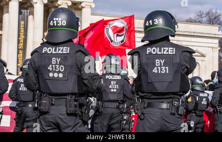 Monaco, Baviera, Germania. 5th Mar 2022. La polizia bavarese a Koenigsplatz di Monaco separano una dimostrazione di AFD da estrema destra a estrema destra e una controdimostrazione. (Credit Image: © Sachelle Babbar/ZUMA Press Wire) Foto Stock