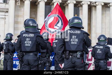 Monaco, Baviera, Germania. 5th Mar 2022. La polizia bavarese a Koenigsplatz di Monaco separano una dimostrazione di AFD da estrema destra a estrema destra e una controdimostrazione. (Credit Image: © Sachelle Babbar/ZUMA Press Wire) Foto Stock