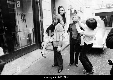 Lesley Gibb (21) sorella dei fratelli Barry, Robin & Maurice Gibb dei Bees, 24th aprile 1969. Nella foto che è portato da Maurice, anche nella foto, Barry (a destra), & Colin Peterson (batterista) Lesley sta facendo la sua comback showbiz quando canta con i Bees sulla loro televisione di ora BBC spettacolare 'Talk of the Town'. Lesley è in piedi per il fratello Robin Gibb che sta soffrendo di esaurimento nervoso & incapace di comparire. Lesley è stato lontano dal canto per oltre quattro anni, il motivo, i suoi 4 figli Bernice (4), Barry (18 mesi) e gemelli Deborah Victoria & Tiffany Jane (1 mesi). Foto Stock