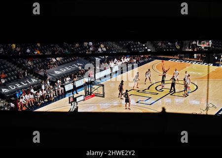 Atlanta, Georgia, Stati Uniti. 05th Mar 2022. I giocatori e i fan osservano il passo d'apertura tra le aquile del Boston College e le gialle Georgia Tech durante la prima metà di una partita di pallacanestro del college NCAA al McCamish Pavilion di Atlanta, GA. Austin McAfee/CSM/Alamy Live News Foto Stock