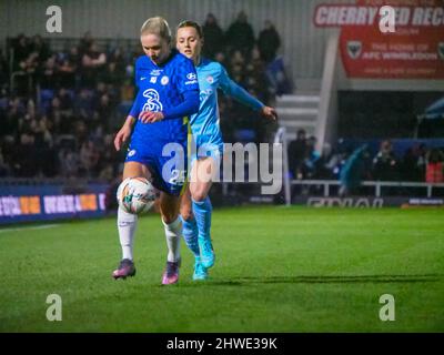 Wimbledon, Londra, Regno Unito. 05th Mar 2022. Hayley Raso (13 - Manchester City Women) e Jonna Andersson (25 - Chelsea Women) si contendono la palla nella partita tra Chelsea Women e Manchester City Women nella finale di fa Women's Continental Tyres League Cup 2022 al Cherry Red Records Stadium, Plow Lane, Wimbledon il 5th marzo 2022 Claire Jeffrey/SPP Credit: SPP Sport Press Photo. /Alamy Live News Foto Stock