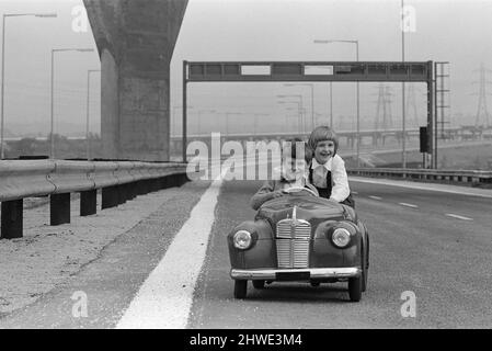 Rubare una marcia sul Ministro dei Trasporti - che aprirà nuovi M5 e M6 collegamenti a Ray Hall Junction, West Bromwich, personale, sono Richard (6) e Deborah (7) Turner, nella loro prova fuori della nuova autostrada vuota. 14th maggio 1970. Foto Stock