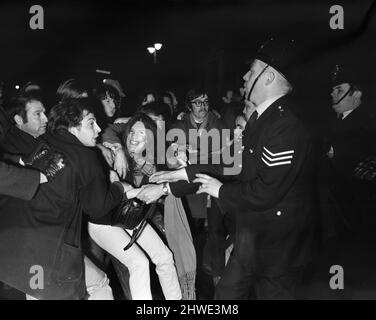 Le marce anti Rhodesia uniscono le forze. Mentre circa 2000 persone hanno lasciato Hyde Park Corner, dietro la bandiera della Black People's Alliance, altri 1000 hanno marciato dietro la bandiera anti-Rhodesiano - tutto in un'unica colonna. 12th gennaio 1969. Foto Stock