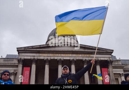 Londra, Regno Unito. 5th marzo 2022. Un manifestante detiene una bandiera Ucraina. Migliaia di persone si sono riunite in Trafalgar Square per l'undicesimo giorno di proteste, mentre l'attacco russo contro l'Ucraina continua. Credit: Vuk Valcic/Alamy Live News Foto Stock