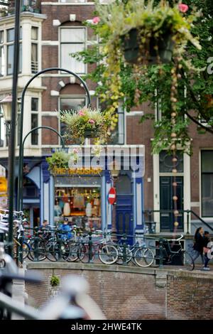 AMSTERDAM - AGOSTO 2011: Canali famosi di Amsterdam, Paesi Bassi. Decorazioni floreali sui ponti sui canali. Vista tipica della strada ad Amsterdam, Hol Foto Stock