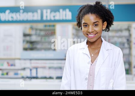 Offriamo prodotti sanitari accessibili solo per voi. Ritratto di un giovane e attraente farmacista sorridente e posando in una farmacia. Foto Stock