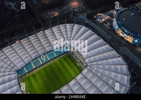 Amburgo, Germania - Marzo 2022: Vista aerea notturna sul Volksparkstadion illuminato, stadio sede del club di calcio Hamburger SV. Foto Stock