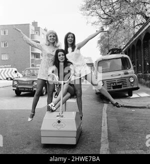 Mechanical Handling Exhibition, Earls Court, Londra, martedì 5th maggio 1970. I nostri spettacoli di foto ... modelli (da sinistra a destra) Mandy Lee, Lynne Hamilton e Brenda Adshead, dimostrando la batteria azionato fumi libera fabbrica runabout e personale vettore. Foto Stock