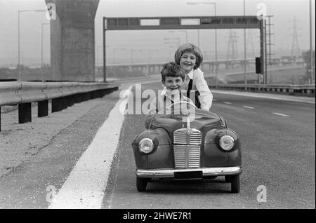 Rubare una marcia sul Ministro dei Trasporti - che aprirà nuovi M5 e M6 collegamenti a Ray Hall Junction, West Bromwich, personale, sono Richard (6) e Deborah (7) Turner, nella loro prova fuori della nuova autostrada vuota. 14th maggio 1970. Foto Stock