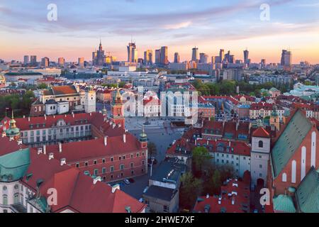 Paesaggio urbano della città vecchia di Varsavia (Polonia) durante il tramonto Foto Stock