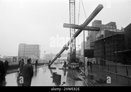 Operai che spostano l'incrocio più alto della Gran Bretagna in posizione presso la chiesa congregazionale di Carrs Lane (a destra). La croce è alta 60ft e ha un braccio trasversale 16ft. Priory Ringway, Birmingham, West Midlands. 7th dicembre 1969. Foto Stock