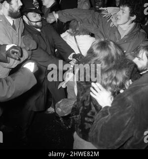 Le marce anti Rhodesia uniscono le forze. Mentre circa 2000 persone hanno lasciato Hyde Park Corner, dietro la bandiera della Black People's Alliance, altri 1000 hanno marciato dietro la bandiera anti-Rhodesiano - tutto in un'unica colonna. 12th gennaio 1969. Foto Stock