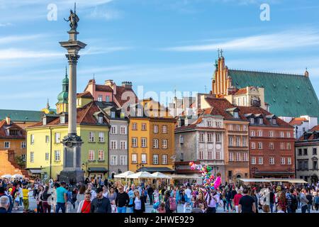 Varsavia, Polonia. 19 settembre 2020: Edifici colorati e la vita cittadina nel centro storico della città polacca. Colonna di Sigismund visibile nella squara Foto Stock