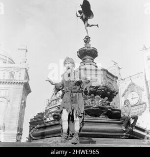 Catweasel and Stoats, nuova serie televisiva LWT Children, inizia domenica 15th febbraio 1970, con l'attore Geoffrey Bayldon come personaggio del titolo Catweasel, un eccentrico mago del 11th secolo che accidentalmente viaggia nel tempo fino all'anno 1969 e fa amicizia con un giovane ragazzo rosso, Edward Bennett, Soprannominato Carrot e interpretato da Robin Davies. La nostra foto mostra, photo-call a Piccadilly, Londra, Venerdì 6th Febbraio 1970. Foto Stock