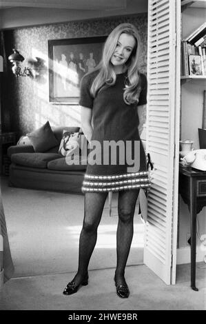 L'attrice Hayley Mills nella sua casa di Chelsea. Un ritratto di lei di Roy Boulting appende al muro. 6th febbraio 1970. Foto Stock