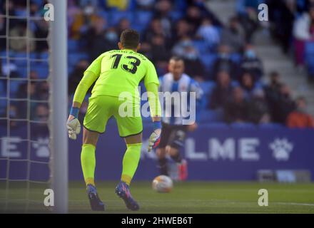 Barcelona,Spain.5 March,2022. David Soria (13), portiere della Getafe CF durante la partita spagnola la Liga tra RCD Espanyol e Getafe CF al RCDE Stadium. Credit: Rosdemora/Alamy Live News Foto Stock