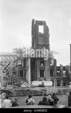 Gli esperti esplosivi del 3rd Field Squadron of Royal Engineers demoliscono una torre di 130 piedi chiamata 'Big Lizzie' , parte di un magazzino devastato nella zona di Rriot Wrecked Falls Road di Belfast, Irlanda del Nord.23rd settembre 1969. Foto Stock