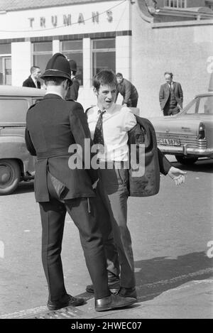 La polizia di Southend ha fermato tutti i possibili creatori di problemi, facendoli rimuovere bottoni, bretelle e cinture da raccogliere più tardi quella sera alla stazione locale. 30th marzo 1970. Foto Stock