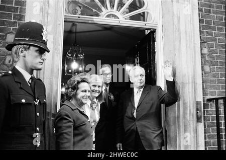 Harold Wilson e sua moglie Mary tornano al No.10 Downing Street, incontrati dal loro figlio Robin e dalla moglie Joy. 19th giugno 1970. Foto Stock