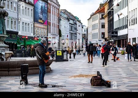 Vista sulla strada presso la Stork Fountain di Copenhagen, Danimarca Foto Stock