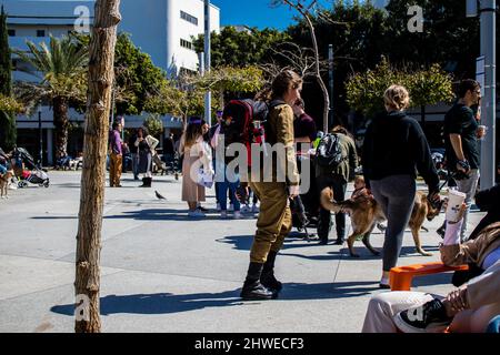 Tel Aviv, Israele - 04 marzo 2022 persone e turisti non identificati che visitano Piazza Dizengoff il Venerdì mattina prima di Shabbat, un luogo famoso in downto Foto Stock