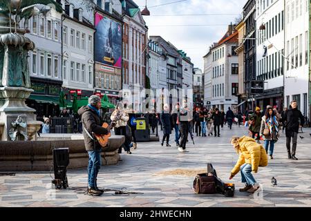 Vista sulla strada presso la Stork Fountain di Copenhagen, Danimarca Foto Stock