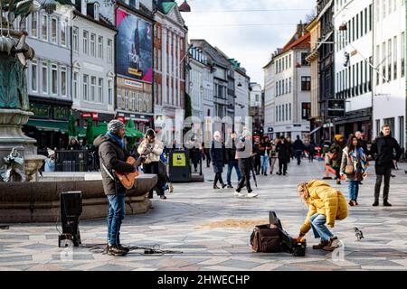 Vista sulla strada presso la Stork Fountain di Copenhagen, Danimarca Foto Stock