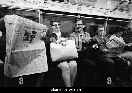 Il dottor Agrell porta nella sua borsa campioni di polvere di luna che gli sono stati assegnati per la ricerca, raffigurati sul tubo. I campioni, che sono stati in quarantena da quando sono stati prelevati dall'equipaggio di Apollo 11 il 21st luglio, sono stati raccolti dal Lunar Receiving Laboratory della NASA a Houston dal Dr. Stuart Agrell, della Cambridge University e dal Dr. P e Clegg della Queen Mary College. I medici sono arrivati all'aeroporto di Londra questa mattina. 19th settembre 1969. Foto Stock