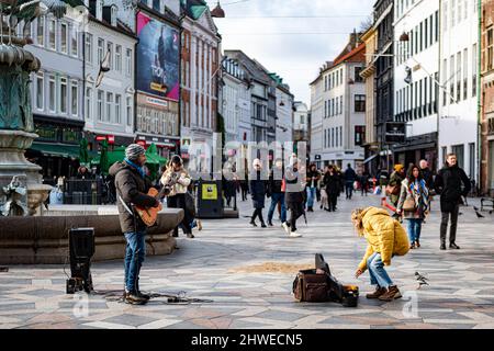 Vista sulla strada presso la Stork Fountain di Copenhagen, Danimarca Foto Stock