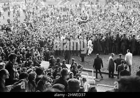 Manchester United 3-2 Leicester City, Divisione uno incontro a Old Trafford, sabato 17th maggio 1969. Questa è l'ultima partita in carica per il team manager Sir Matt Busby che si assume la carica di General Manager la prossima stagione. Le nostre immagini mostra ... folla scene alla fine della partita come i tifosi invadono il campo per vedere Matt Busby per l'ultima volta come Manchester United Manager, gaudilo e augurargli bene. Foto Stock