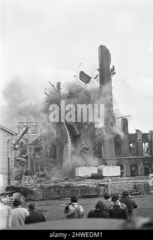 Gli esperti esplosivi del 3rd Field Squadron of Royal Engineers demoliscono una torre di 130 piedi chiamata 'Big Lizzie' , parte di un magazzino devastato nella zona di Rriot Wrecked Falls Road di Belfast, Irlanda del Nord. 23rd settembre 1969. Foto Stock