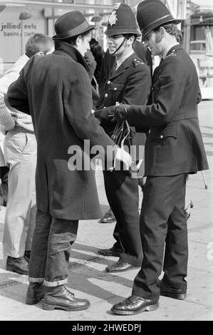 La polizia di Southend ha fermato tutti i possibili creatori di problemi, facendoli rimuovere bottoni, bretelle e cinture da raccogliere più tardi quella sera alla stazione locale. 30th marzo 1970. Foto Stock