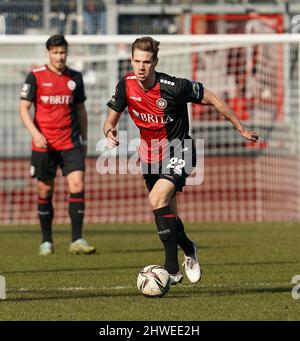 Wiesbaden, Germania. 05th Mar 2022. 05.03.2022, Brita Arena, Wiesbaden, GER, 3rd Division, SV Wehen Wiesbaden vs FC Kickers Wurzburg, le normative DFL vietano qualsiasi uso di fotografie come sequenze di immagini e/o quasi-video. Nella foto Maximilian Thiel (Wehen Wiesbaden) Credit: dpa/Alamy Live News Foto Stock